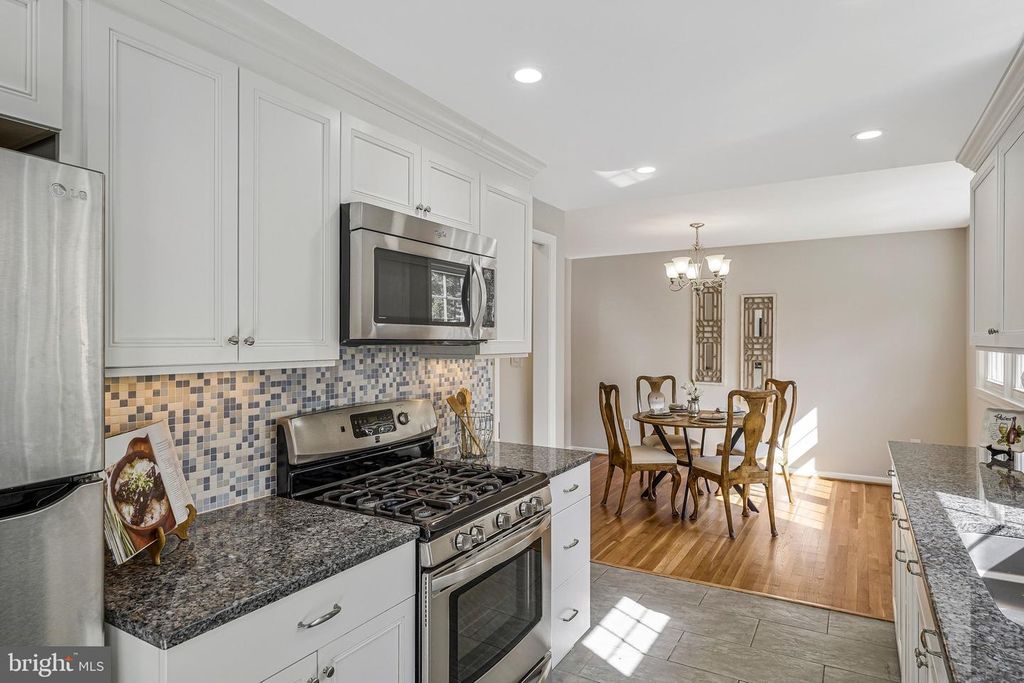 Image 6 of property listing at 1709 PEBBLE BEACH DR, Vienna, VA 22182