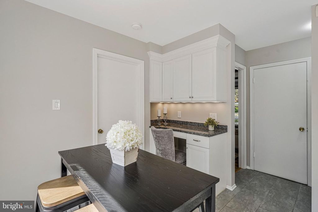 Image 8 of property listing at 1709 PEBBLE BEACH DR, Vienna, VA 22182