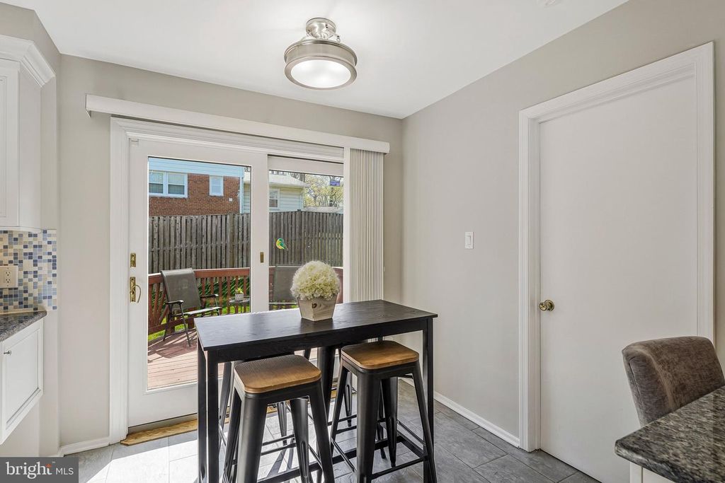 Image 9 of property listing at 1709 PEBBLE BEACH DR, Vienna, VA 22182