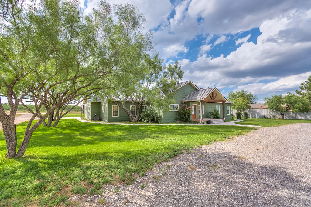 Image 3 of property listing at 15555 Deer Valley Loop, Carlsbad, TX 76934
