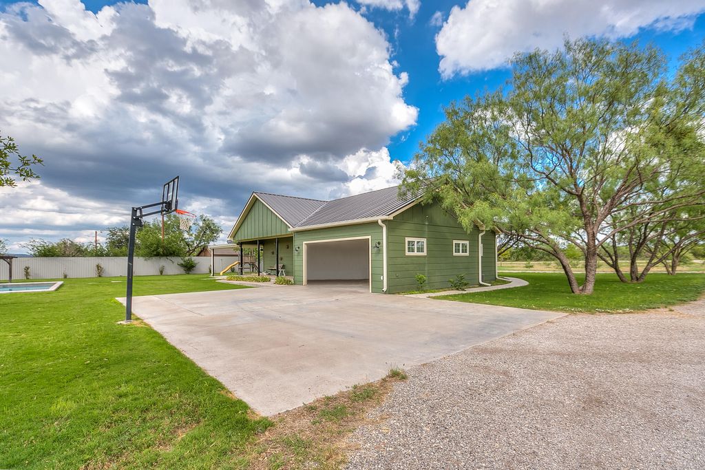 Image 32 of property listing at 15555 Deer Valley Loop, Carlsbad, TX 76934
