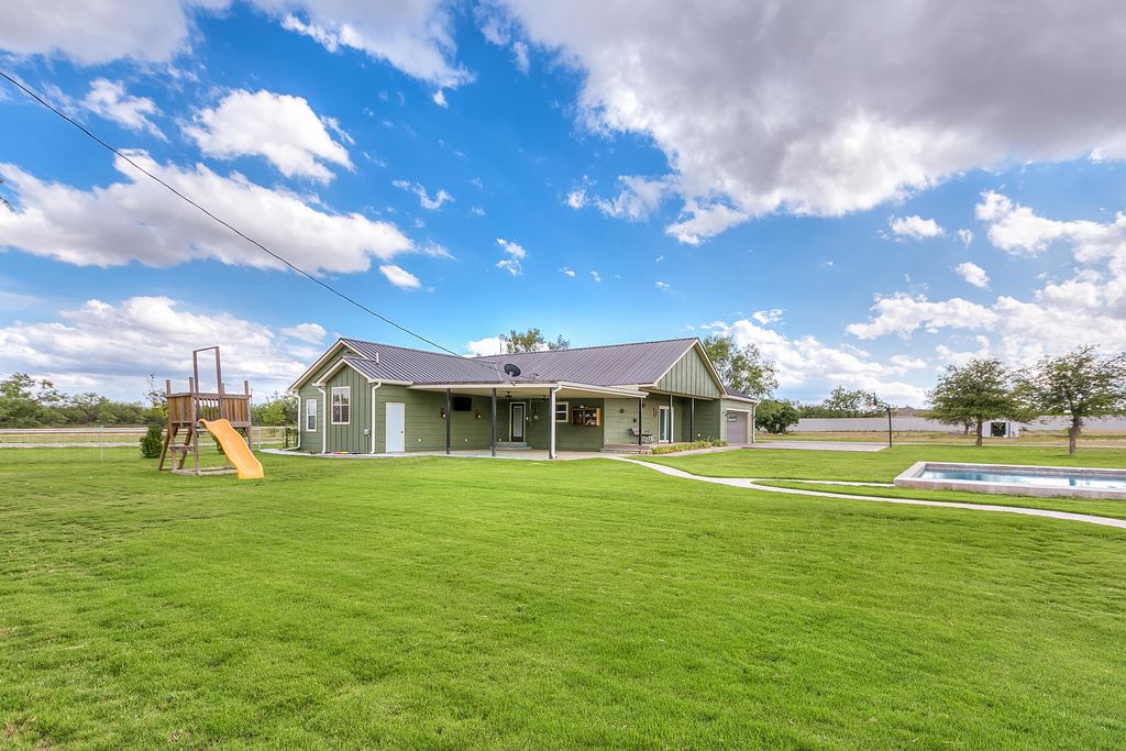 Image 34 of property listing at 15555 Deer Valley Loop, Carlsbad, TX 76934