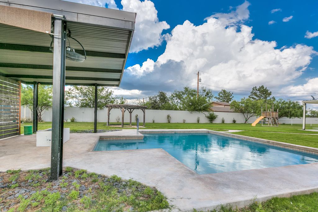 Image 40 of property listing at 15555 Deer Valley Loop, Carlsbad, TX 76934