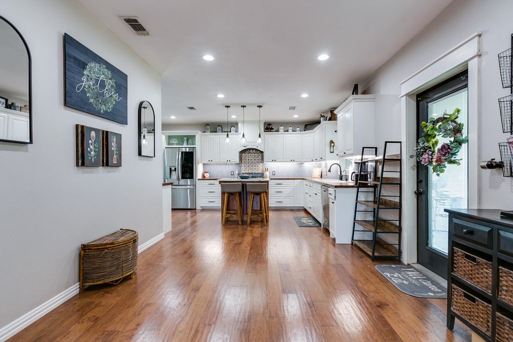 Image 9 of property listing at 15555 Deer Valley Loop, Carlsbad, TX 76934