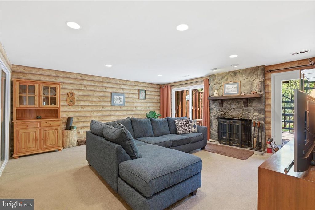 Image 21 of property listing at 1943 HICKORY HILL LN, Silver Spring, MD 20906