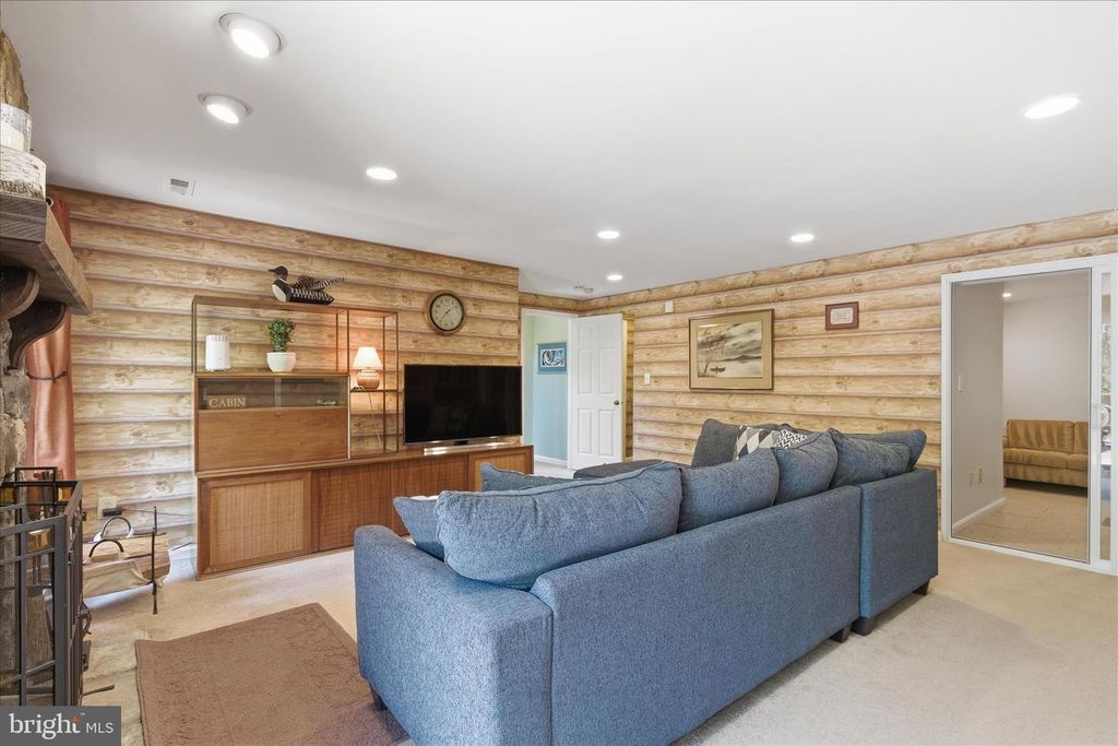 Image 23 of property listing at 1943 HICKORY HILL LN, Silver Spring, MD 20906