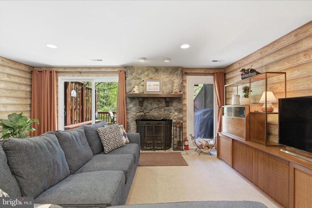 Image 24 of property listing at 1943 HICKORY HILL LN, Silver Spring, MD 20906