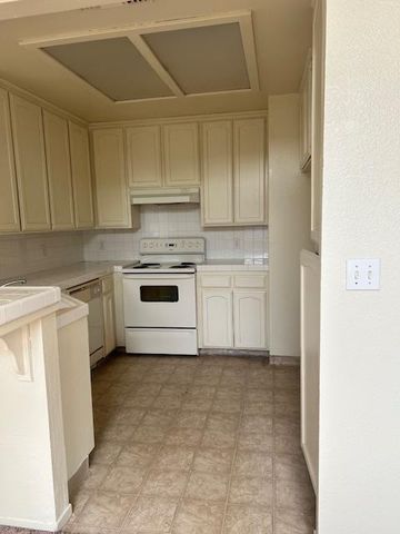 2210 N Antioch Avenue, Fresno, CA 93722