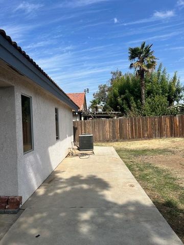 2210 N Antioch Avenue, Fresno, CA 93722