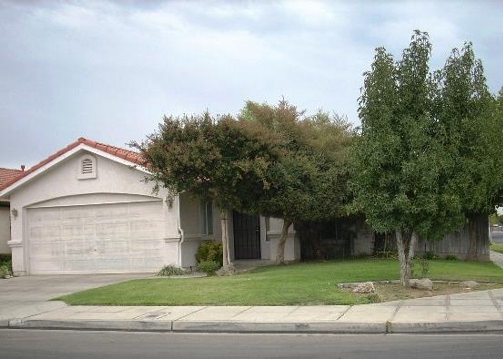 2210 N Antioch Avenue, Fresno, CA 93722