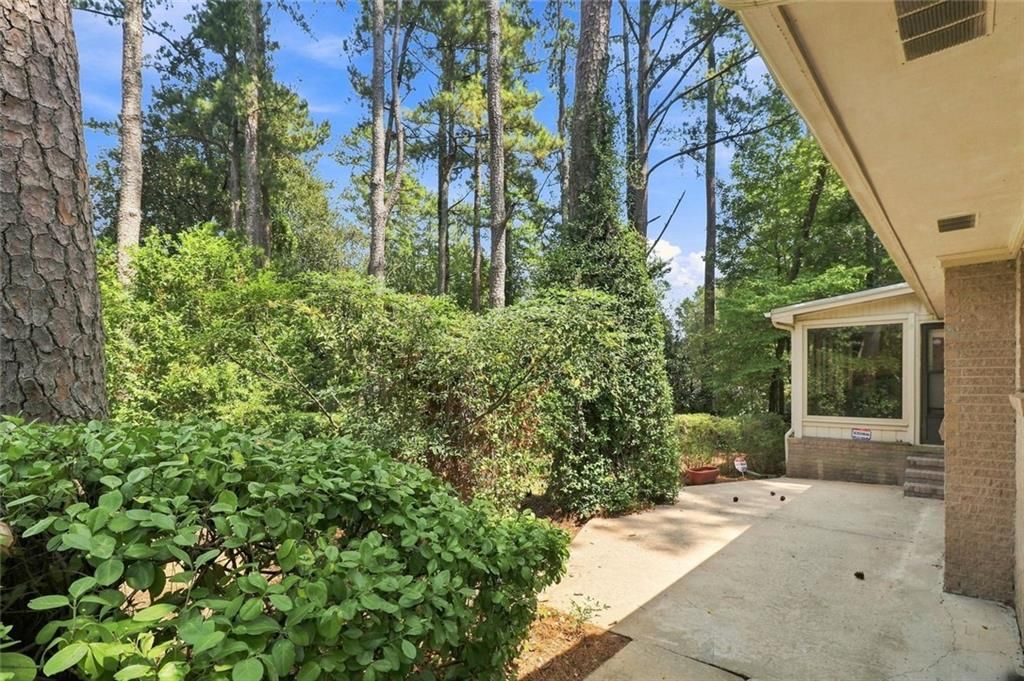 Image 12 of property listing at 1550 Diamond Head Circle, Decatur, GA 30033