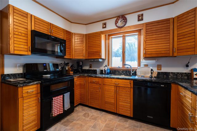 13 Bray Farm Lane, Wappingers Falls, NY 12590