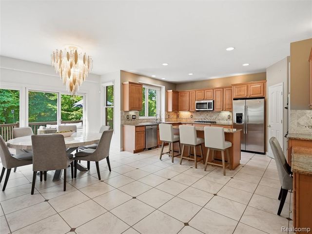 7079 Chatham Court, West Bloomfield, MI 48322