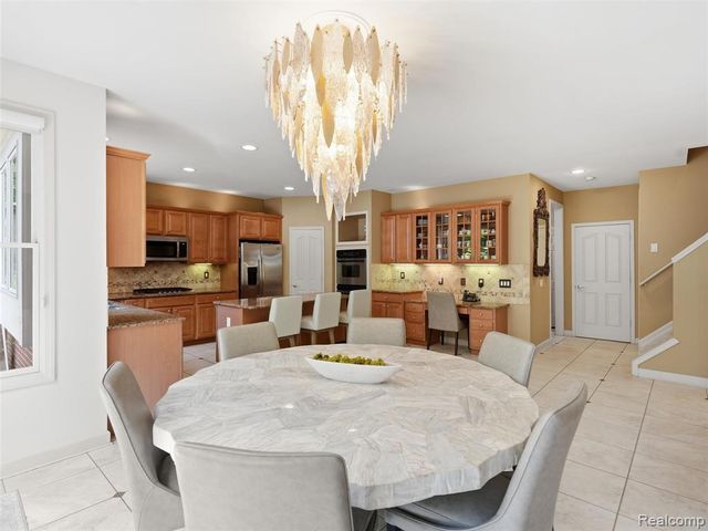 7079 Chatham Court, West Bloomfield, MI 48322