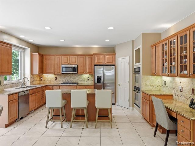 7079 Chatham Court, West Bloomfield, MI 48322