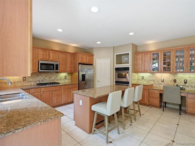 7079 Chatham Court, West Bloomfield, MI 48322