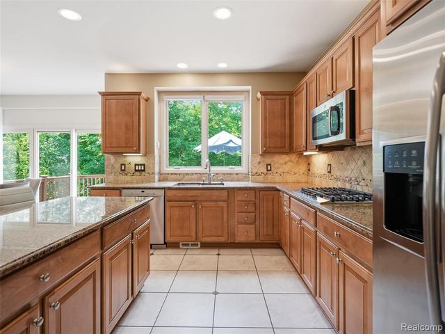 7079 Chatham Court, West Bloomfield, MI 48322