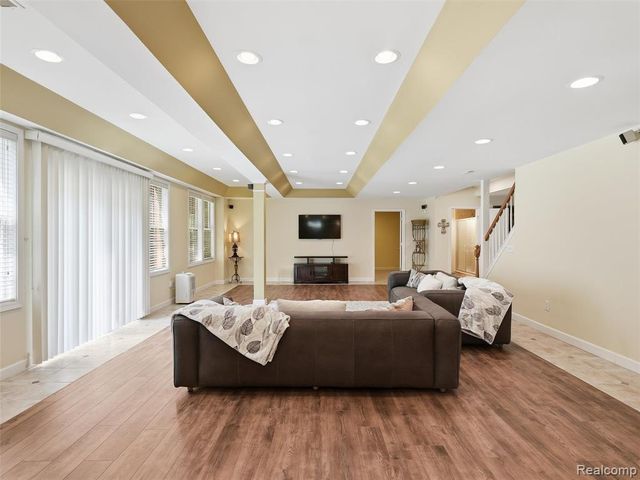 7079 Chatham Court, West Bloomfield, MI 48322