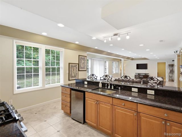 7079 Chatham Court, West Bloomfield, MI 48322