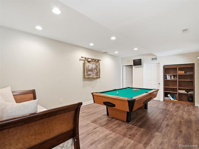 7079 Chatham Court, West Bloomfield, MI 48322