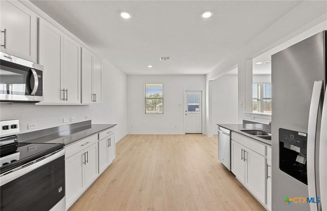 105 Green Berets Bend, Jarrell, TX 76537