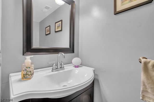 44 Manchester Ln F, West Milford Twp., NJ 07480