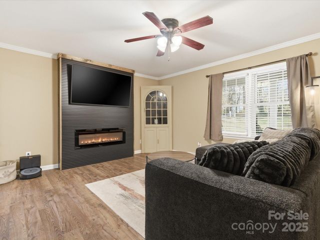 5900 Lindenwood Drive, Matthews, NC 28104