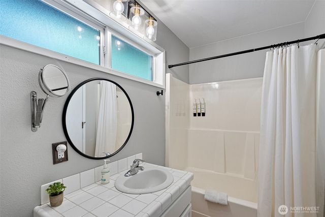 41 E Westlake Place, Allyn, WA 98524