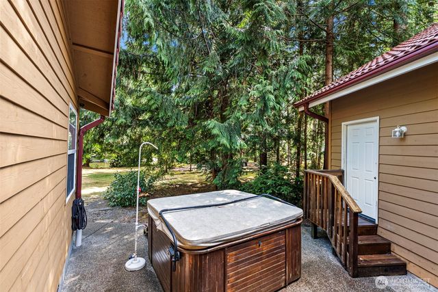 41 E Westlake Place, Allyn, WA 98524