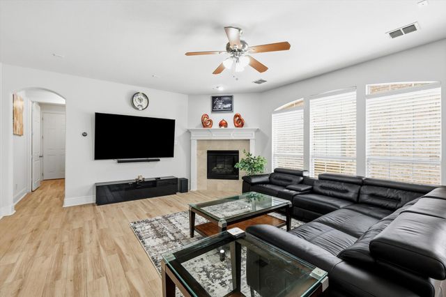 9050 Dillon Trail, Irving, TX 75063