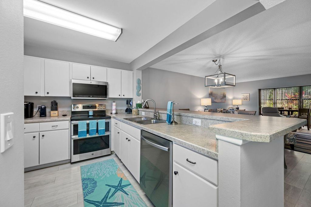 Image 2 of property listing at 703 OAKVIEW DRIVE 703, Bradenton, FL 34210