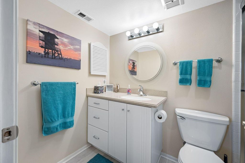 Image 11 of property listing at 703 OAKVIEW DRIVE 703, Bradenton, FL 34210