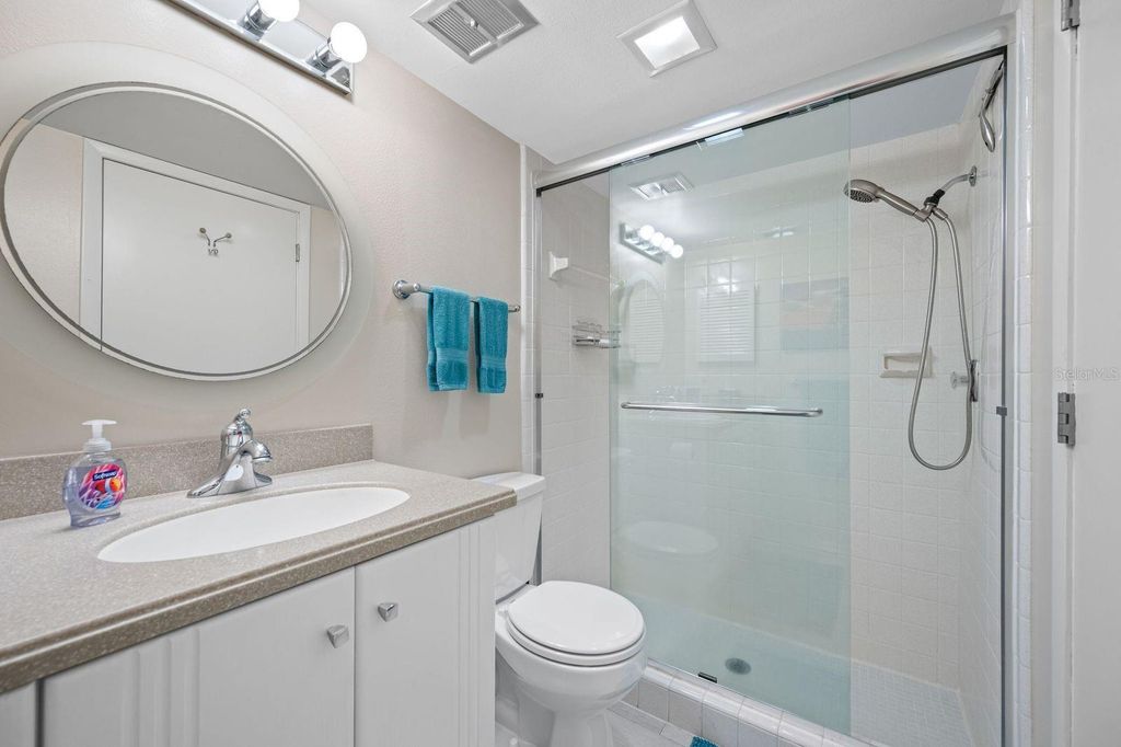 Image 12 of property listing at 703 OAKVIEW DRIVE 703, Bradenton, FL 34210