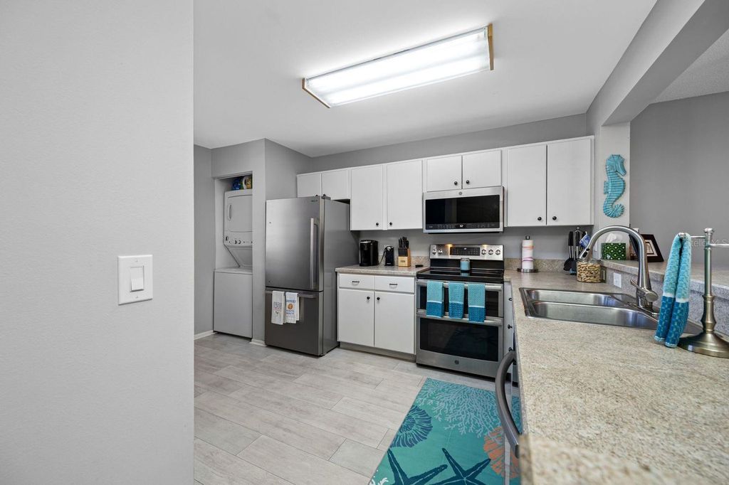 Image 13 of property listing at 703 OAKVIEW DRIVE 703, Bradenton, FL 34210