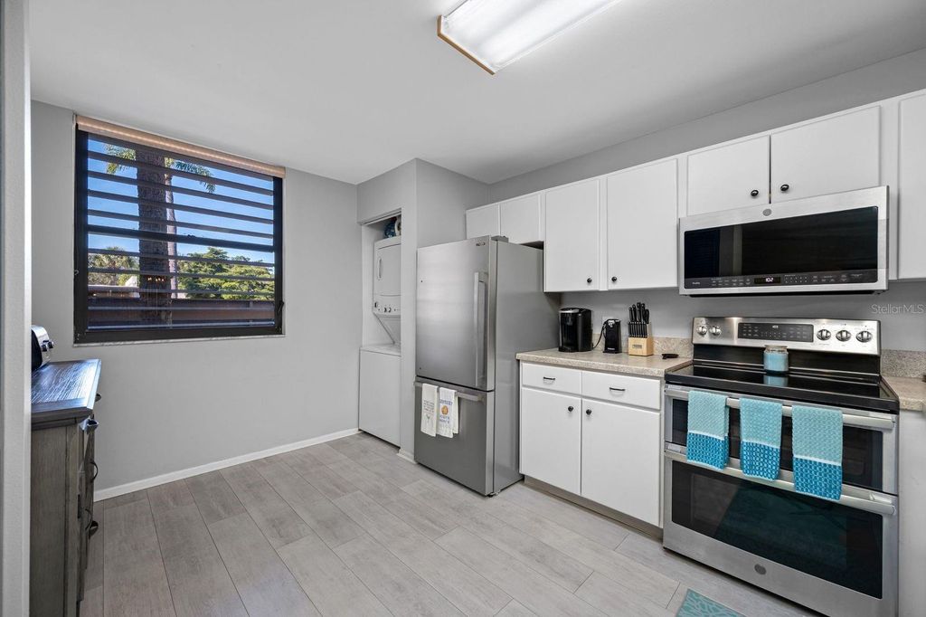 Image 14 of property listing at 703 OAKVIEW DRIVE 703, Bradenton, FL 34210