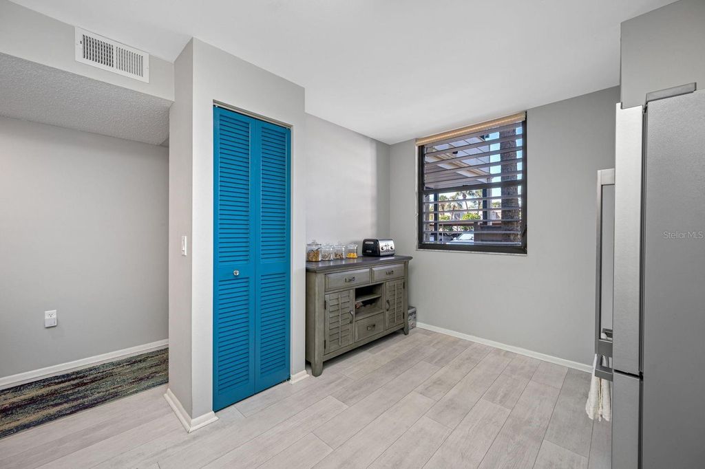 Image 15 of property listing at 703 OAKVIEW DRIVE 703, Bradenton, FL 34210