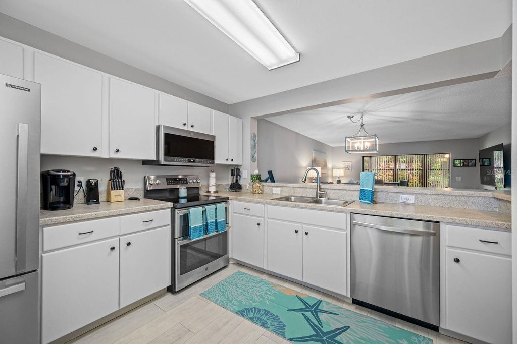 Image 16 of property listing at 703 OAKVIEW DRIVE 703, Bradenton, FL 34210