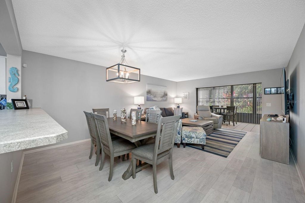 Image 17 of property listing at 703 OAKVIEW DRIVE 703, Bradenton, FL 34210