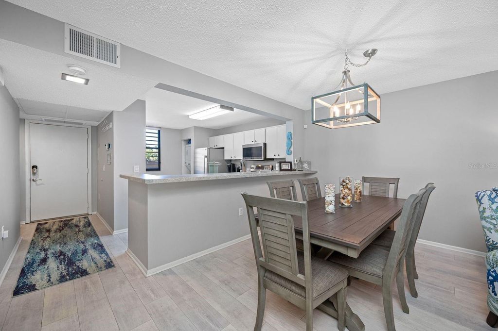 Image 18 of property listing at 703 OAKVIEW DRIVE 703, Bradenton, FL 34210