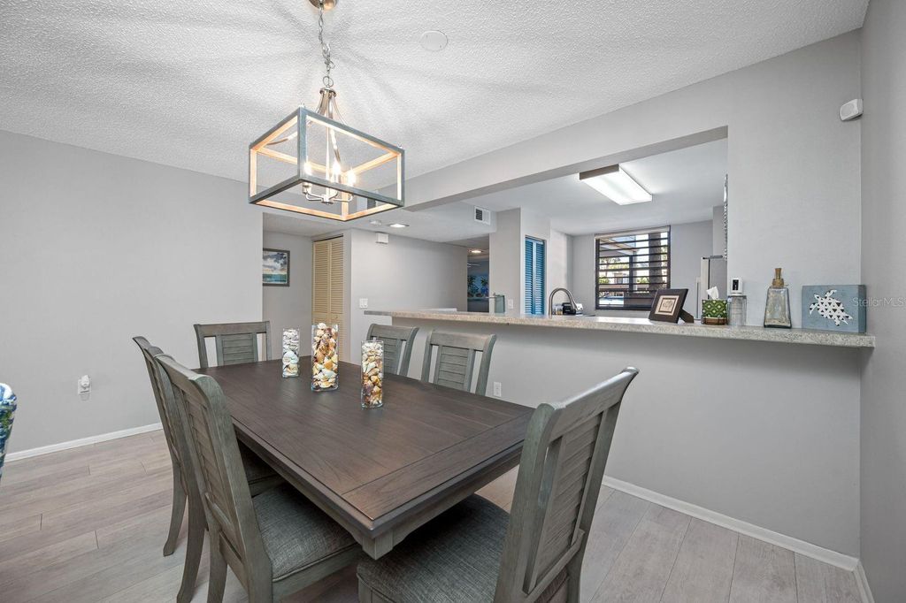 Image 19 of property listing at 703 OAKVIEW DRIVE 703, Bradenton, FL 34210