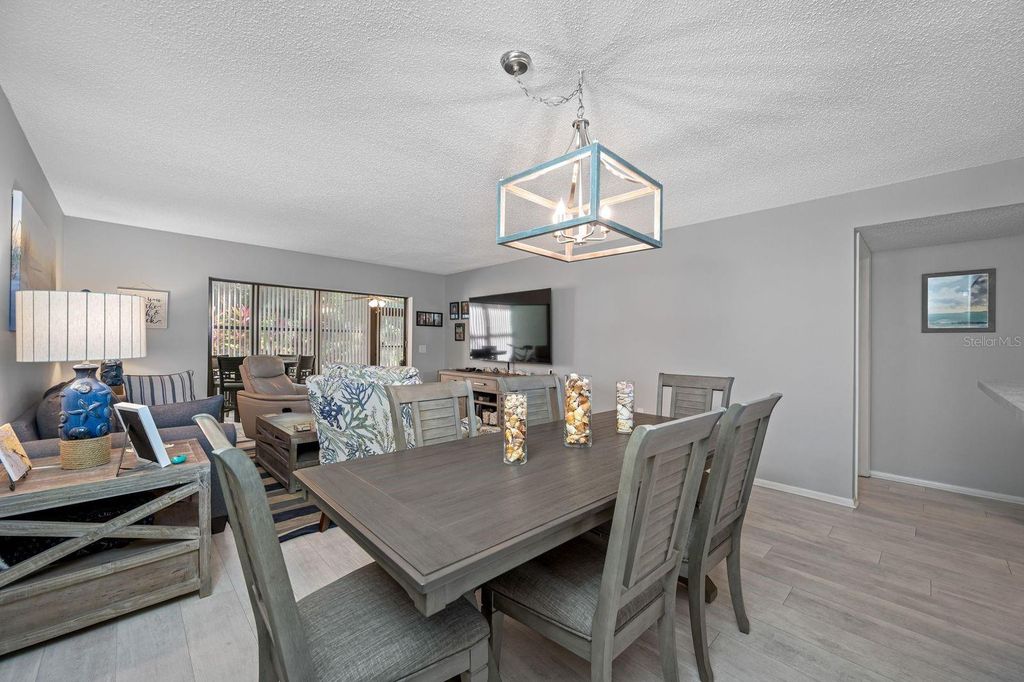 Image 20 of property listing at 703 OAKVIEW DRIVE 703, Bradenton, FL 34210