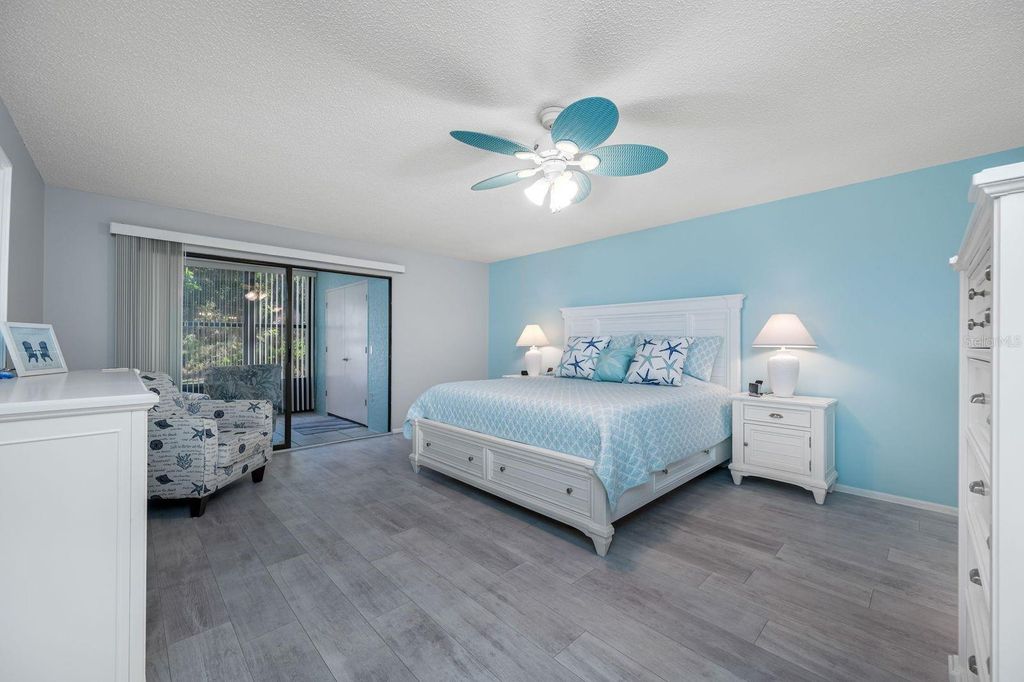 Image 3 of property listing at 703 OAKVIEW DRIVE 703, Bradenton, FL 34210