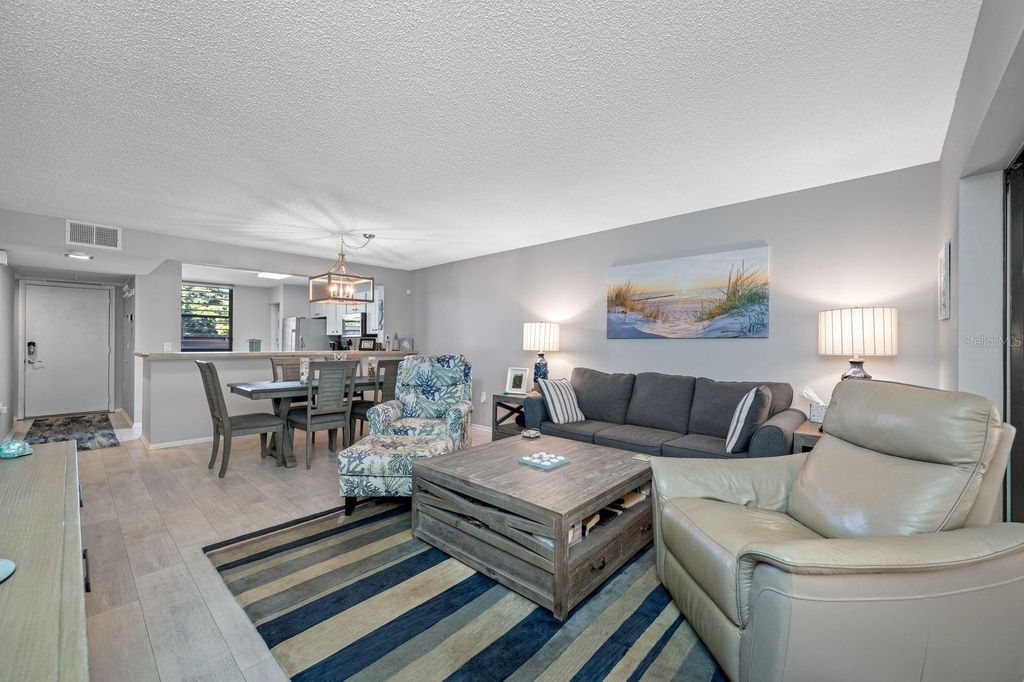 Image 23 of property listing at 703 OAKVIEW DRIVE 703, Bradenton, FL 34210