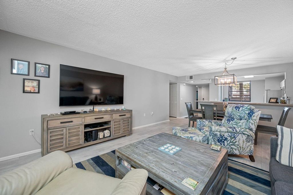 Image 24 of property listing at 703 OAKVIEW DRIVE 703, Bradenton, FL 34210