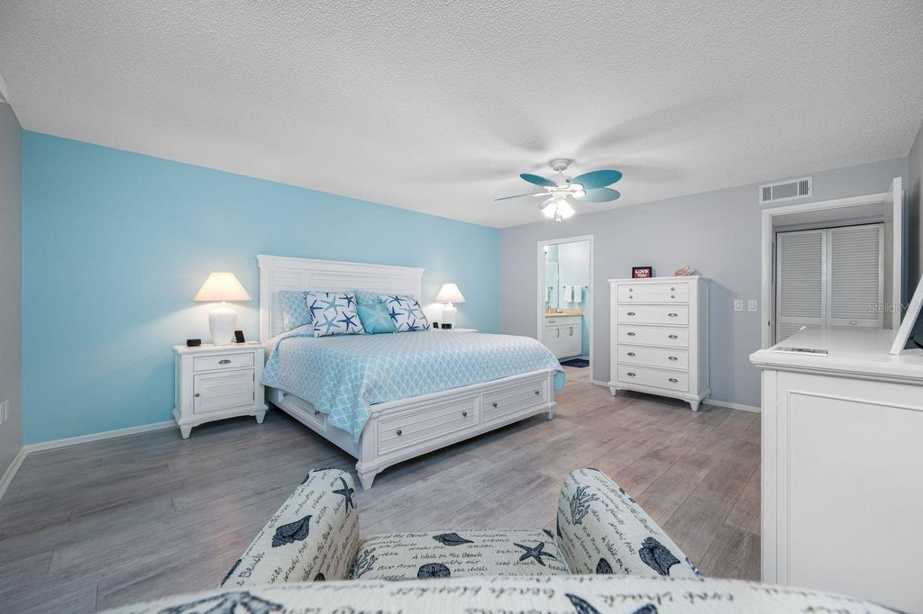 Image 25 of property listing at 703 OAKVIEW DRIVE 703, Bradenton, FL 34210