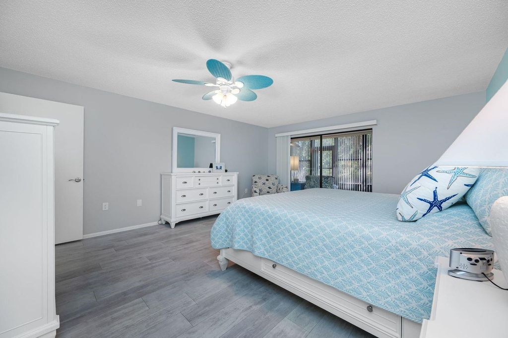 Image 26 of property listing at 703 OAKVIEW DRIVE 703, Bradenton, FL 34210