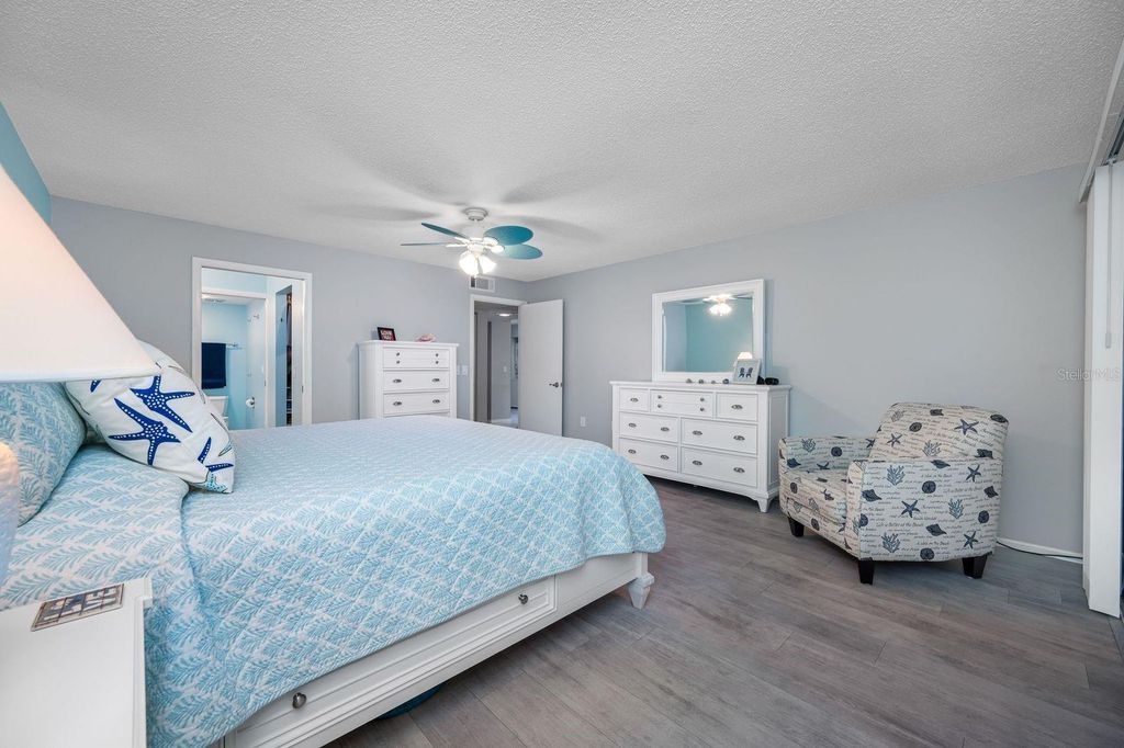 Image 27 of property listing at 703 OAKVIEW DRIVE 703, Bradenton, FL 34210