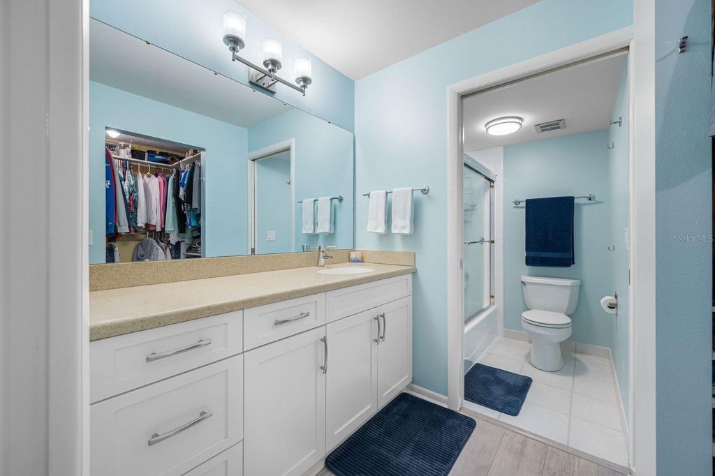 Image 28 of property listing at 703 OAKVIEW DRIVE 703, Bradenton, FL 34210