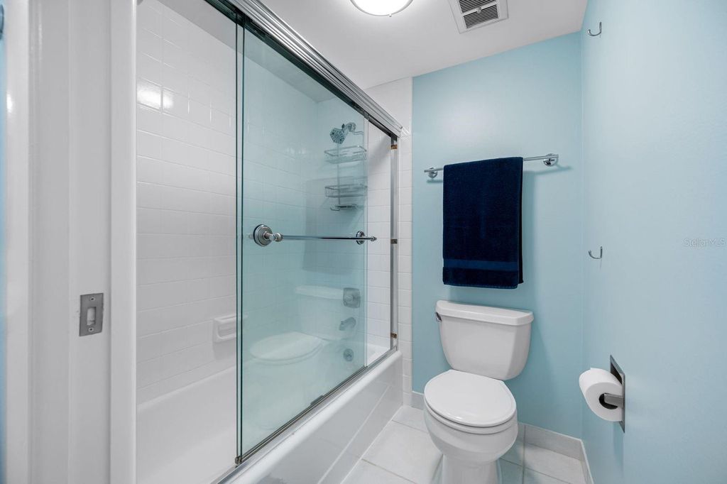 Image 29 of property listing at 703 OAKVIEW DRIVE 703, Bradenton, FL 34210