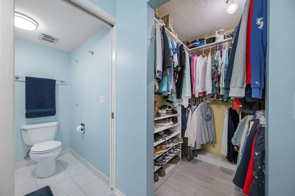 Image 30 of property listing at 703 OAKVIEW DRIVE 703, Bradenton, FL 34210